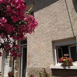 https://charmante-maison-de-village-ancienne.fr-provencehotel.com